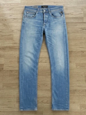 Replay jeans  - Snygg replay jeans med snygg ljusblå tvätt jeansen är i storlek 32 och har ett unikt utseende som passar bra till vardagliga aktiviteter eller fester. Hör av dig vid intresse 