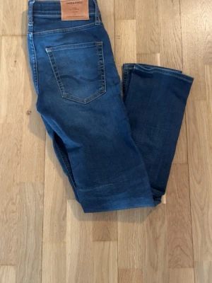 Blåa Jack & Jones jeans - Säljer ett par fräscha Jack & Jones jeans i färgen blå. De är i super bra skick och är inte mycket använda. Skriv angående frågor eller pris.