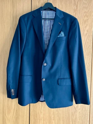 Oscar Jacobson Blazer/kavaj - Säljer en jättefin blazer/kavaj från Oscar Jacobson. I superskick, knappt använd. Storlek 50.