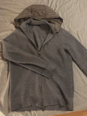 Massimo dutti cardigan - Tvär najs grå Massimo dutti cardigan. As bra skick. Storlek M
