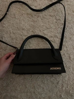 Svart Jacquemus handväska  - Snygg svart handväska från Jacquemus!! Knappast använd i super fint skick! Väskan är AAKopia