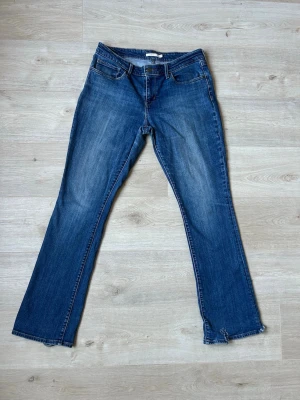 Blåa Levis 715 bootcut jeans W31 - Fina Levis Jeans i blå färg. Jeansen är i mycket bra skick och sparsamt använda. |  Äkta som allt annat jag säljer! ✅ |  Storlek: W31 | Skick: Mycket Bra Skick - gått sönder lite vid botten av byxbenen (SE SISTA BILDER)| Färg: Blå | Märke: Levis | Modell: Jeans |   Hör gärna av dig vid frågor så svarar jag så fort jag kan! 😁|  (Sku - 93)