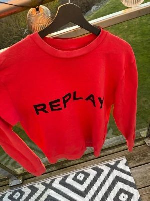Röd sweatshirt från Replay - Röd sweatshirt från Replay med svart tryck 'REPLAY' på framsidan och 'OFF GRID' på ryggen. Tröjan har rund halsringning och långa ärmar. Perfekt för en avslappnad och trendig stil. Storlek:M men passar även S, tröjan är aldrig använda och har inga skador osv. Skriv vid minsta fundering🙌🏻
