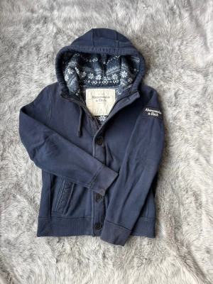 Abercrombie & Fitch hoodie - Säljer denna sällsynta och mycket eftertraktade Abercrombie & Fitch hoodie | Storlek S | Skick 9/10 | Vid eventuella frågor hör gärna av dig och erbjuder bra pris vid köp av bundle 😁✅