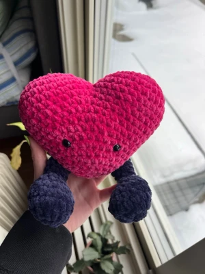 Virkat Jellycat hjärta🩷❤️ - Jättesött virkat Jellycat-hjärta i knallrosa med mörkblå små fötter. Har gjort den här färgkombon tidigare och den är fortfarande en favorit.💕🩷