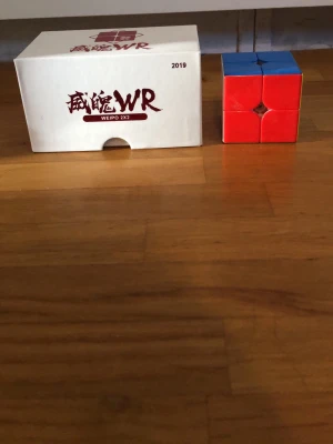 Rubix kub 2x2 - Rubix kub 2x2 som nästan är orörd! Perfekt för underhållning och bra för hjärnan! Kommer med en mycket hög kvalitets box. Väldigt smooth dragningar och även snygg modell.