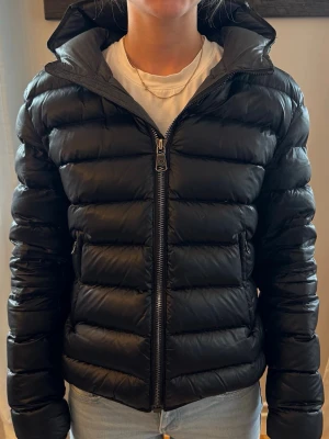 Colmar puffer jacka 🖤✨ - Säljer min superfina Colmar dunjacka i svart – så snygg och passar till allt! Perfekt nu till vår/höst men funkar också perfekt på vintern ❄️  • Storlek: 44 S • Skick: 9/10, väldigt sparsamt använd • Nypris: ca 3000kr  Älskar den här men använder den tyvärr inte tillräckligt 💔  💰 Pris: 2000 kr   Skriv vid intresse eller frågor 💌