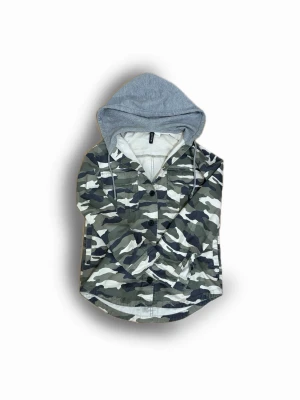 Camo overshirt med Luva - Riktigt fet och ovanlig overshirt med luva från H&M. Står ingen vanlig storlek men sitter bra på mig som är 182 73kg, så ungefär S/M. Skicket är riktigt bra, jag kan inte se några defekter på den. Pris kan diskuteras, vör av er vid frågor!😊🤝