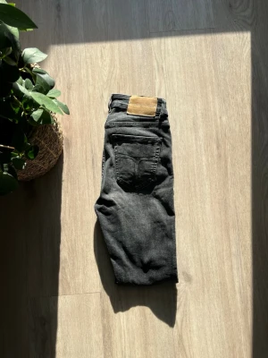 Tiger of sweden jeans - Säljer just nu ett par feta jeans för ett väldigt billigt pris!! Hör av er vid minsta fråga 🙋 🤝