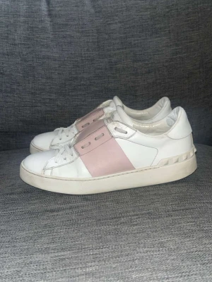 Valentino - Snygga Valentino Garavani Open sneakers I storlek 38. De är I toppen skick endast skor medföljer. Hör av dig vid frågor!