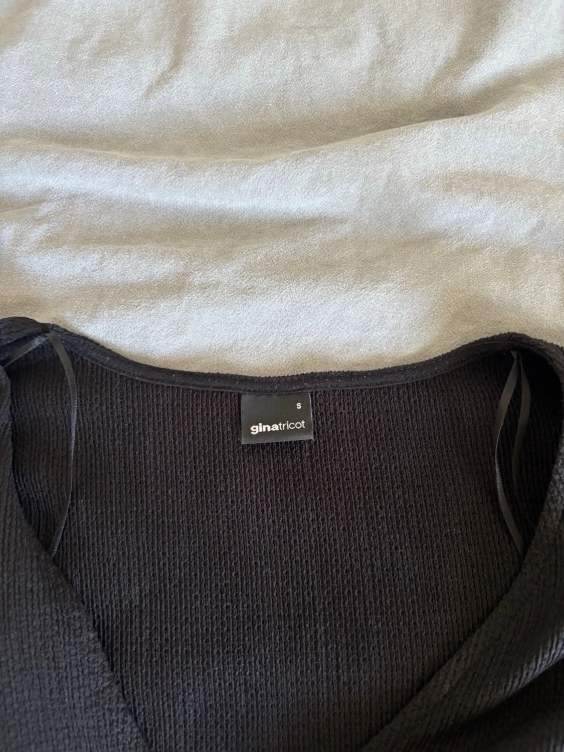 Svart v-ringad blus med volang - 2