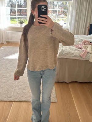 Beige stickad tröja  - Beige/ljusbrun stickad tröja från Gina. Tröjan är använd och är lite nopprig. Storlek S men skulle nog säga att den sitter mer som en Xs. 