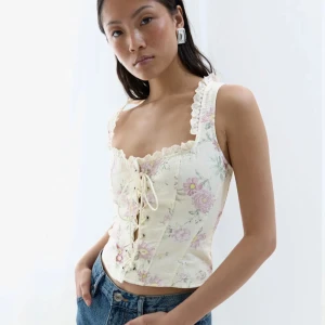 Blommig korsettopp med snörning - Intressekoll!!på denna jättesöta korsettopp❣️är inte helt säker på om jag vill sälja den så man får buda för högst pris!