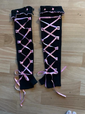 Handskar i onesize - Helt nya långa handskar i stretchig bomullstrikå. Rosa detaljer.