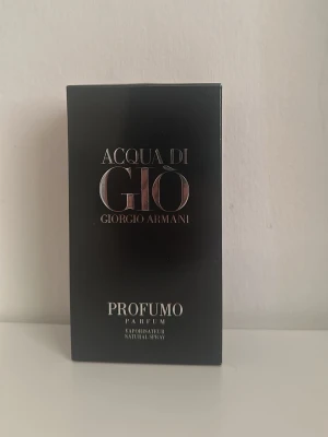 Acqua di Giò Profumo Parfym - Acqua di Giò Profumo från Giorgio Armani är en elegant parfym i en stilren svart rektangulär förpackning med silverfärgad text. Doften är intensiv och exklusiv, perfekt för dig som gillar lyxiga och moderna parfymer.