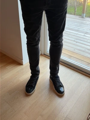 Dondup George  - Säljer ett par Dondup Jeans W34 bra skick och använt sparsamt, inga hål eller defekter. Skicka vid frågor om mått, bilder eller diskussion av pris!