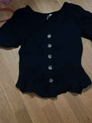 svart blus med stora knappar - svart blus med knappar