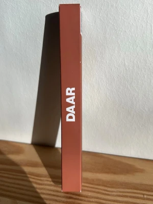 DAAR Cosmetics lip liner nude brown - Läppenna från DAAR i färgen nude Brown. Nypris 149kr🤎