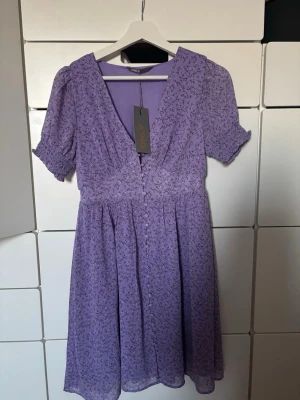Lila klänning från ONLY - Fin klänning från ONLY med prislappen kvar. Är i storlek XS men funkar bra till dig som har S 💜 Den är smockad i ryggen 🌼