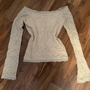 Ljus gul blommig lace långärmad - Stockholm style ish. Den är ljusgul och är ganska tight. Blommor och lace. Kan änvända som en off shoulder tröja men behövs ej. Perfekt till sommaren och även nu! Pris kan diskuteras 💛