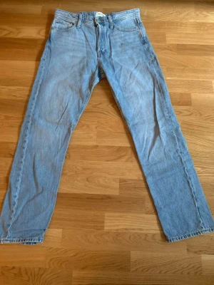 Jack & Jones Ljusblå Jeans Baggy/Relaxed Fit - Trendiga ljusblå jeans från Jack & Jones i en relaxed/baggy passform som är superhot just nu. Fint skick utan synliga defekter. Lätt stonewashed look som passar till det mesta.