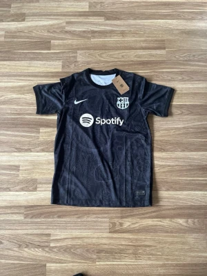 Svart Barcelona tröja  - Svart barcelons tröja i storlek M. Den är oanvänd och passar alla. Pris går att diskuteras! Skickar snabbt! Det finns även en annan Barcelona tröja och du kan köpa de båda för 500. Kolla på min profil för mer eller skriv ett dm om du är intresserad.