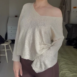 Långärmad tröja  - En somrig och luftig beige långärmad tröja. Lösare passform och så snygg att ha off shoulder. Mysiga långa ärmar!