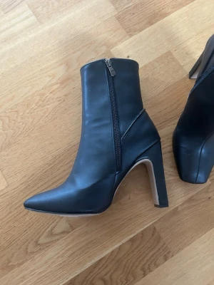 Svarta pumps/klackar med dragkedja  - Jättefina oanvända pumps/klacklar med ca 11 cm klack. Bara använda vid testning inomhus.