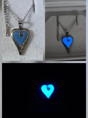 Självlysande hjärthalsband i rostfritt stål  - Unikt handgjort halsband med hjärtformat hänge i blått som lyser i mörkret. Hänget är ca 2,5 cm och har silverfärgad metall med dekorativa snirkliga detaljer. Kedjan är tunn och silverfärgad i rostfritt stål med justerbar längd. Perfekt för dig som gillar coola accessoarer med lite magisk känsla. Effekten aktiveras av vanligt dagsljus och solljus, lyser i flera timmar vid normal användning. Lång livslängd, både kedjan & hänget tål vatten o missfärgas ej. Den lyser mer blått i verkligheten.