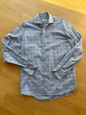 Skjorta från Stenströms   - Ljusblå rutig skjorta från Stenströms. Mycket fint skick. Rutmönstret är i ljusbrunt. 
