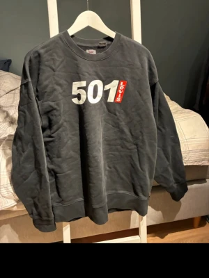 Levis 501 sweatshirt  - Säljer min sweatshirt från Levis, storleken är i M och har endast använts ett få par gånger. Säljer pga att den legat i garderoben ett tag.