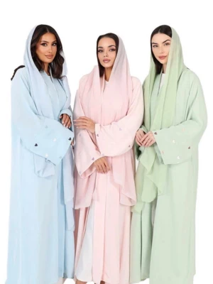 Grön abaya - Jätte fin grön abaya med hjärtan på armarna, jag skulle säga att den är one size och passar dem flesta storlekarna. Den är oanvänd, köptes för 1700kr + frakt, säljer den för 1000kr, tillkommer med tillhörande sjal. Kan gå ner i pris vid snabb affär