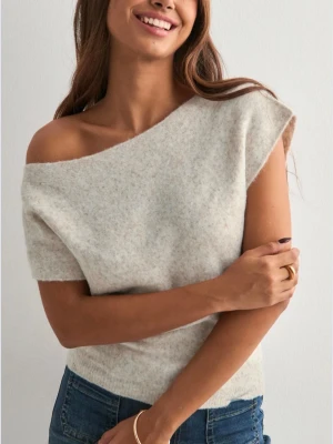 Beige stickad tröja🤍 - Superfin stickad tröja med korta ärmar. Sitter snyggt och är trendig. Perfekt till våren!!🤍