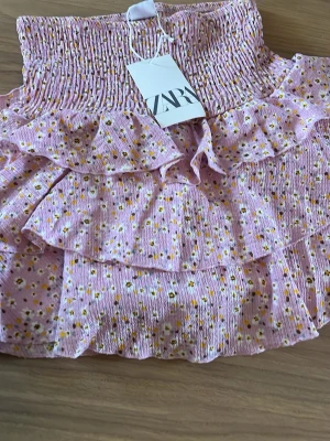 Rosa blommig volangkjol från Zara💓 - Supersöt rosa kortkjol från Zara med små blommor i vitt och gult💋