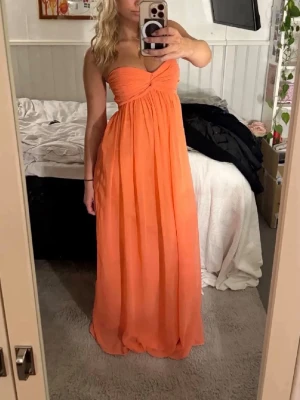 Klänning  - Storlek S från Nelly! Perfekt till bal eller sommar