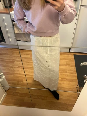 Vit kjol - Slits längst båda sidorna och skön passform!