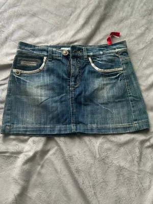 Blå jeanskjol med fickor - Vintage jeanskjol med lågmidjad passform och coola detaljer 💕 Midjemått: 40cm Öppen för bud - säg till om du har några frågor :D  Se min profil för fler jeanskjolar 💕