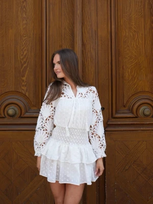 Studentklänning - Säljer en superfin studentklänning från Feeling Friday🤍  Den är helt oanvänd och alla lappar sitter kvar, köpt för bara några veckor sedan. Perfekt till studenten eller som sommarklänning! Passar XS/S.💞  Nypris på hemsidan är 1600 men tull och frakt från Norge tillkommer i kassan på ca 500 så att beställa ny kostar ca 2100kr.