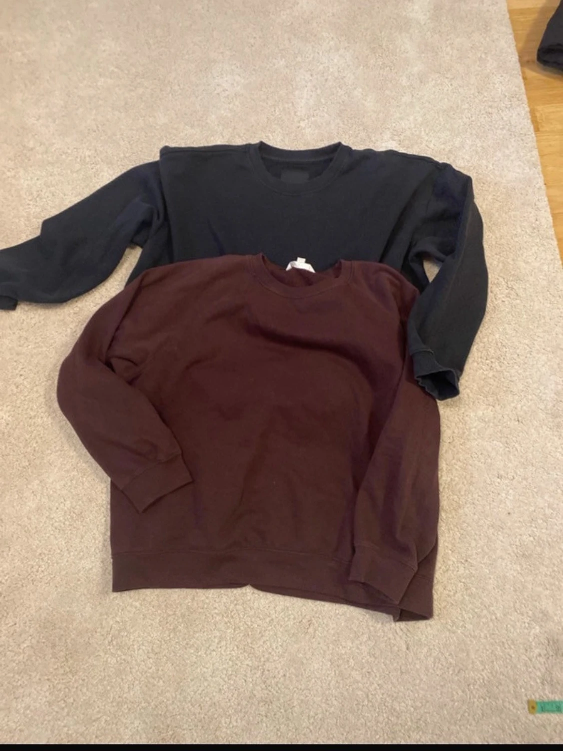 Svart och vinröd crewneck sweatshirt