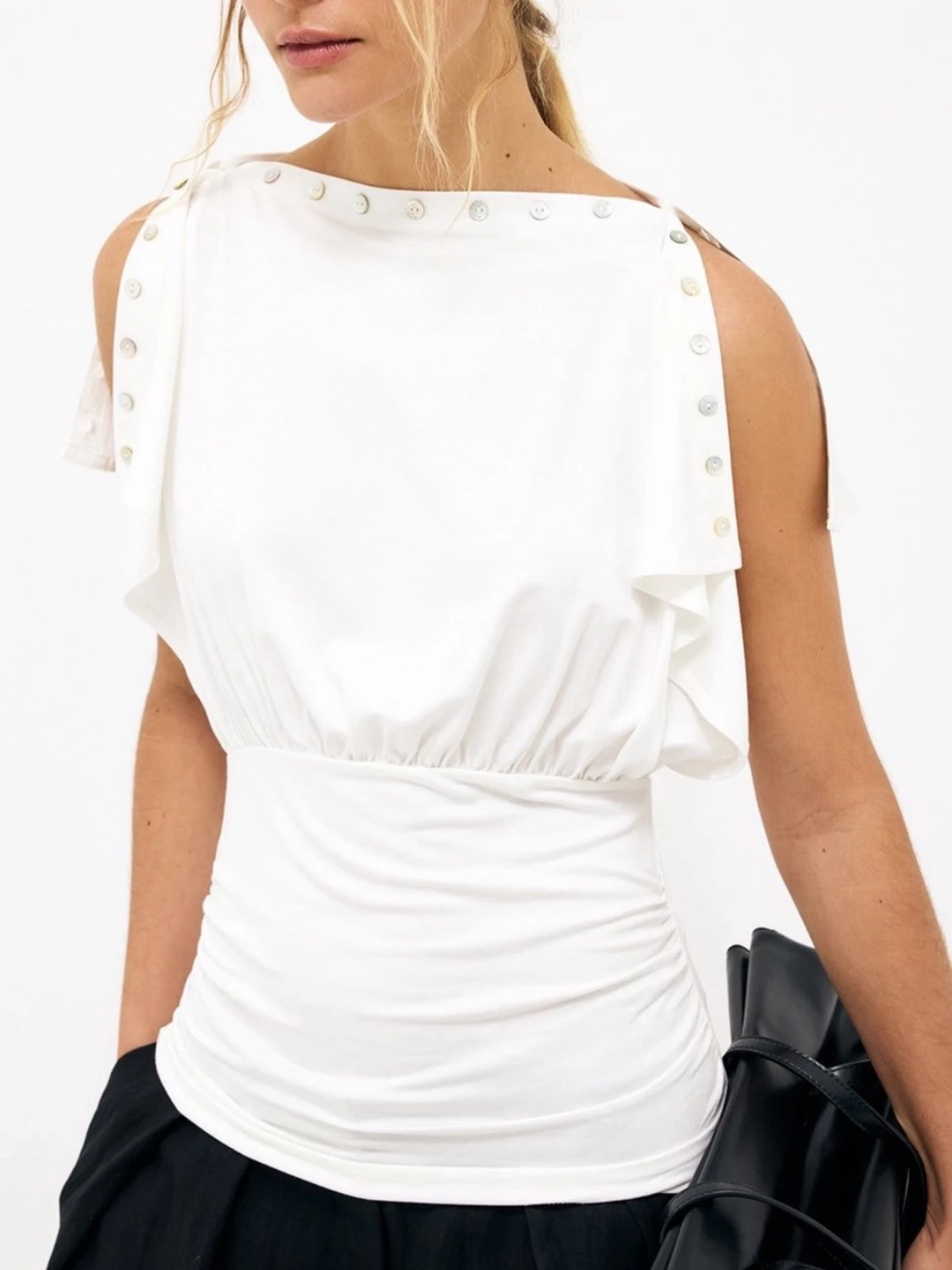 Vit ärmlös topp med silverknappar