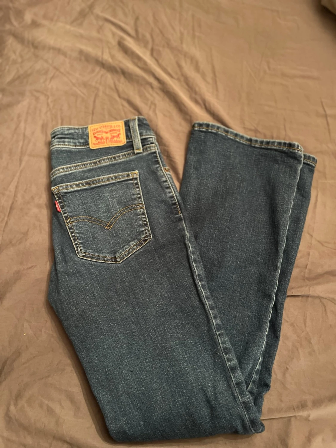 Mörkblåa Levis jeans 