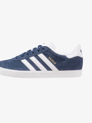Adidas Gazelle blå sneakers - Klassiska Adidas Gazelle sneakers i mörkblå mocka med vita detaljer och de ikoniska tre ränderna på sidan. Låg modell med vit sula och guldtext på sidan. Perfekt för en stilren och sportig look.