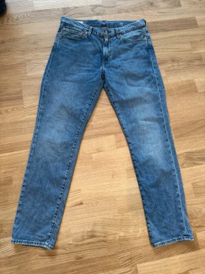 Levi's jeans  - Levi's 511 blå jeans W33 L32. Klassiska blå Levi's 511 jeans i rak modell med normal midja. Priset kan diskuteras och jag kan skicka fler bilder om det behövs! ✌️