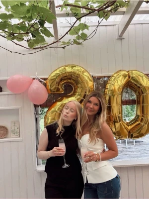 Topp - Säljer denna fina axelbandslösa toppen från Zara då den inte kommer till användning💗Endast använd en gång och är som ny fortfarande. Nypris 499 kr och mitt pris kan diskuteras vid snabb affär