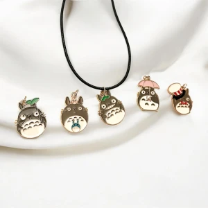 Totoro Necklace studio Ghibli  - Ett gullig halsband med en berlock av Totoro! Berlocken är ca 2 x 2,5 cm. Halsbandet är justerbart 40-45 cm.  
