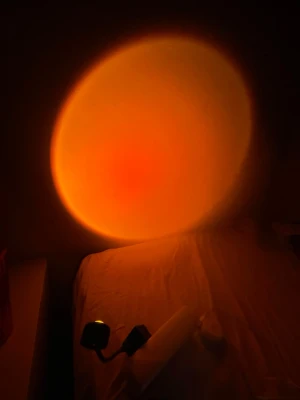 USB sunset-lampa med flexibel arm - Säljer en USB-driven sunset-lampa med flexibel svart arm. Lampan skapar en varm orange solnedgångseffekt på väggen och är perfekt för mysig belysning eller coola bilder. Enkel att använda, bara att koppla in i valfri USB-port. Tillverkad i plast och metall.