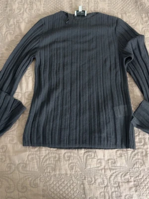 Mörkgrå  tröja genomskinlig  - Snygg mörkgrå  tröja från & other stories. 