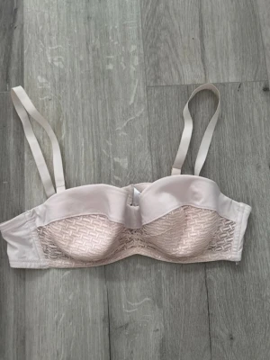 Ljusrosa balconette-bh - Snygg ljusrosa balconette-bh med avtagbara axelband, silikon på insidan så den sitter bra.