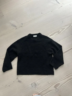 Svart stickad från GinaTricot🖤 - Säljer en svart stickad tröja från GinaTricot då jag inte använder den länge. Nypris 399kr. Lite nopprig🖤