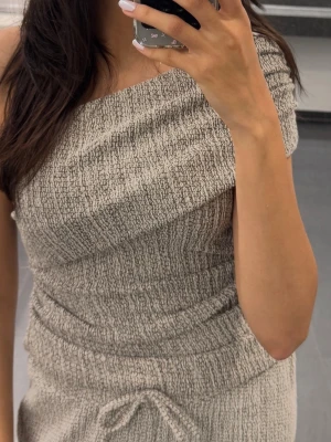 Grå oneshoulder ribbad topp - Använd väldigt få gånger. M men passar mig som brukar ha xs-s